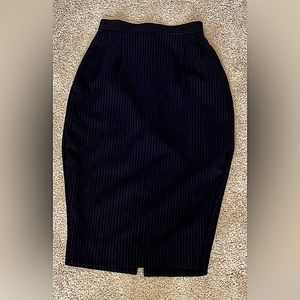 Fitted pencil skirt. Dark blue pinstripes.